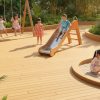 Trẻ em vui chơi trên sàn gỗ nhựa WPC ngoài trời