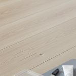 Sàn gỗ công nghiệp với vết xước, vết lõm và dụng cụ sửa chữa