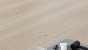 Sàn gỗ công nghiệp với vết xước, vết lõm và dụng cụ sửa chữa