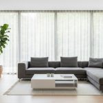 Phòng khách hiện đại với sàn gỗ công nghiệp màu sáng, nội thất tối giản