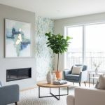 Phòng khách hiện đại, sàn gỗ sồi, giấy dán tường họa tiết nhẹ nhàng