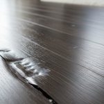 Hình ảnh cận cảnh sàn gỗ công nghiệp bị phồng rộp do nước