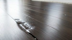 Hình ảnh cận cảnh sàn gỗ công nghiệp bị phồng rộp do nước