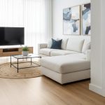 Phòng khách sàn gỗ công nghiệp, len tường trắng, nẹp sàn tinh tế