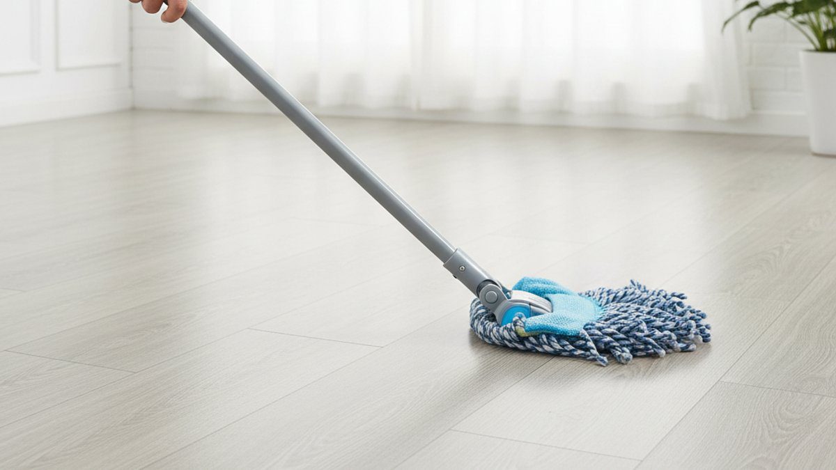 Dùng khăn ẩm vắt khô để lau sàn gỗ công nghiệp