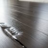 Hình ảnh cận cảnh sàn gỗ công nghiệp bị phồng rộp do nước